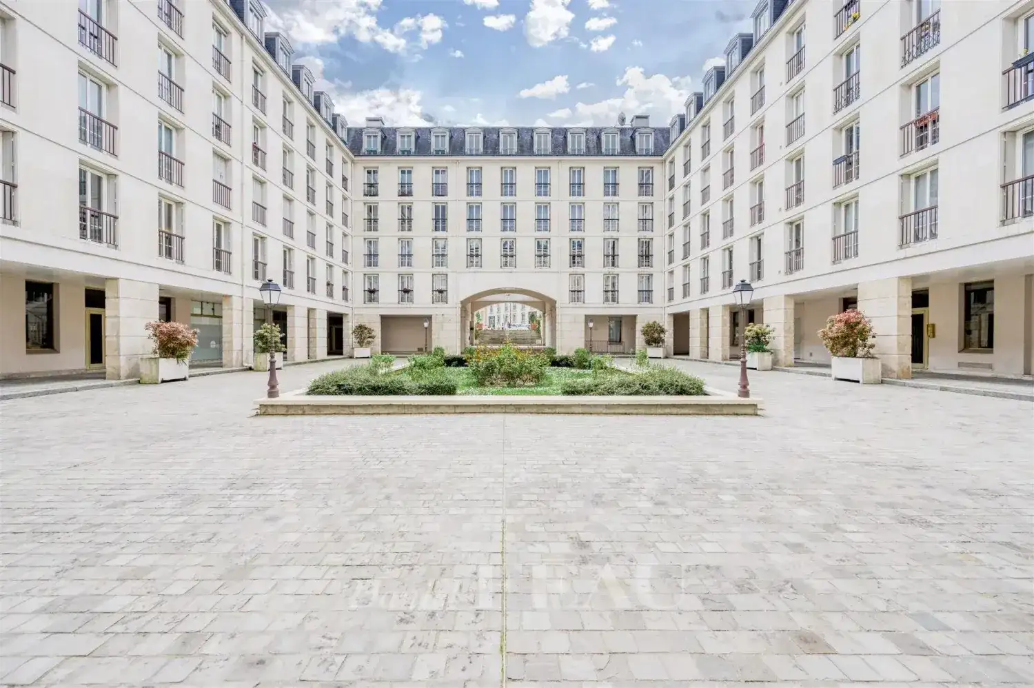 Castle 50m² in France, Versailles. Priced at 389000€ rent photo-11