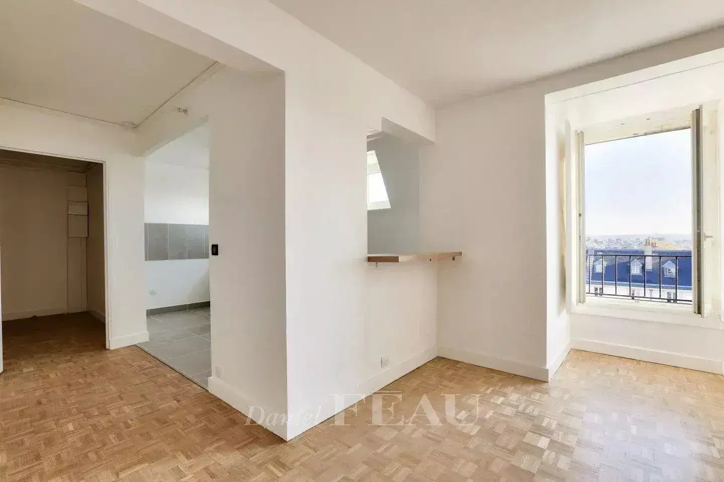 Castle 50m² in France, Versailles. Priced at 389000€ rent photo-12