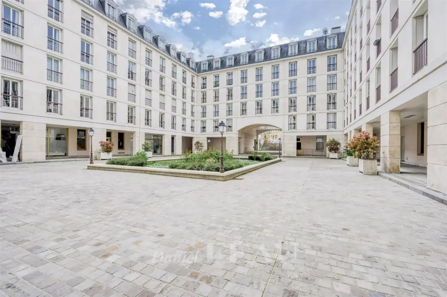 Castle 50m² in France, Versailles. Priced at 389000€ rent photo-13
