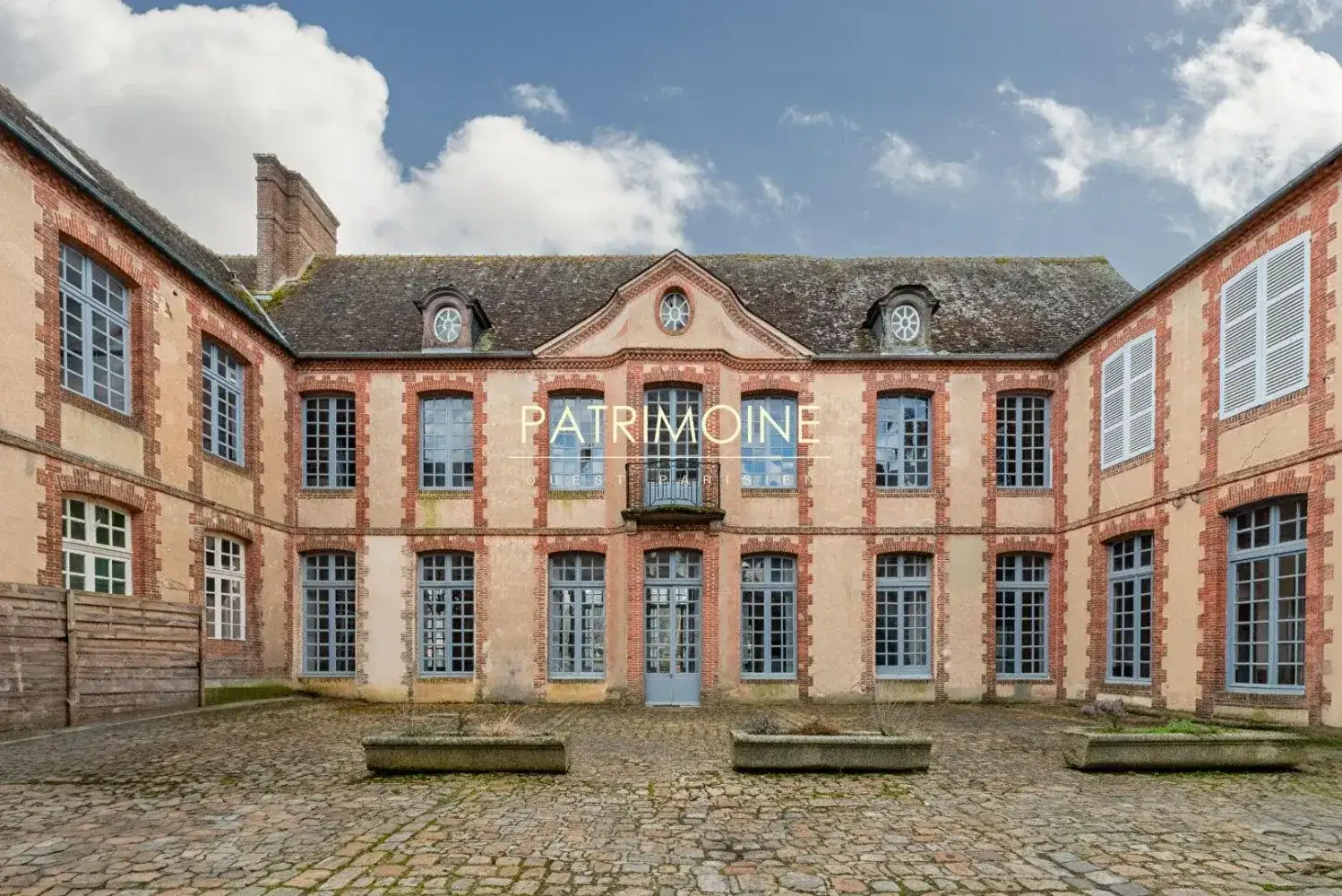 Castle 1400m² in France, Verneuil d'Avre d'Eaton. Priced at 2600000€ rent photo-2