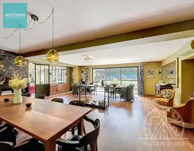 Buy in France for 895000€
