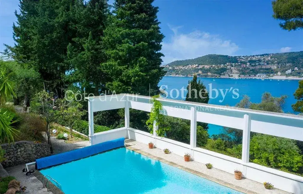 Castle 595m² in France, Saint-Jean-Cap-Ferrat. Priced at 15500000€ rent photo-3