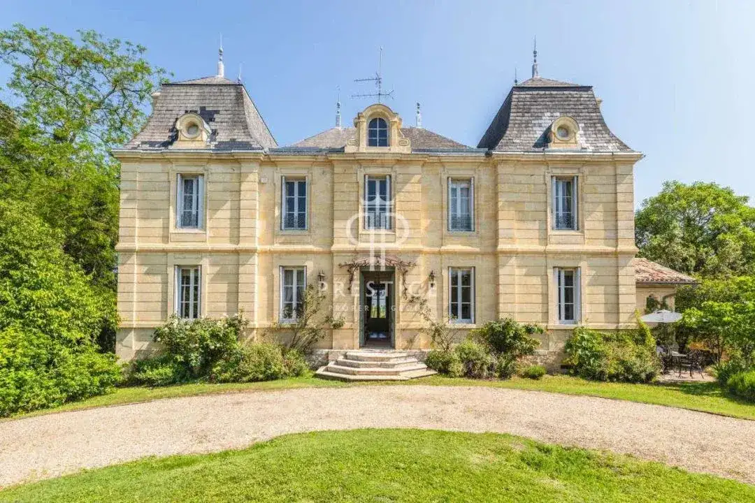 Castle 520m² in France, Blasimon. Priced at 1260000€ rent photo-3
