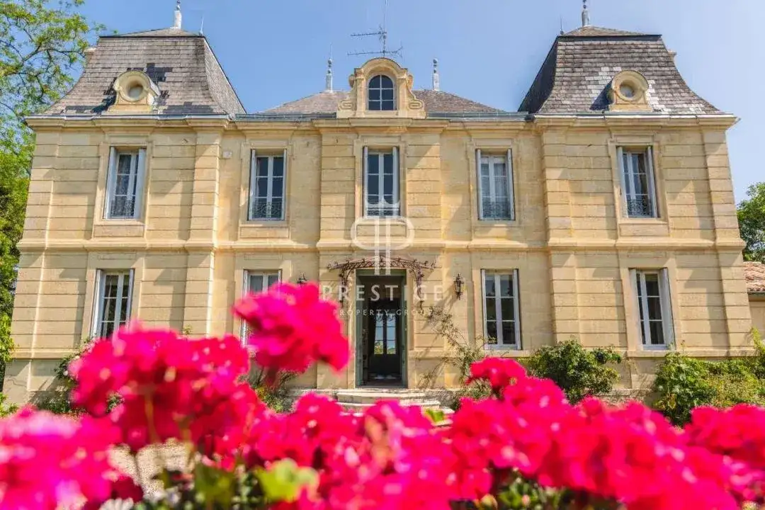 Castle 520m² in France, Blasimon. Priced at 1260000€ rent photo-15