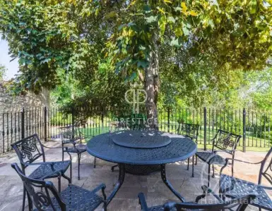 Buy in France for 1260000€