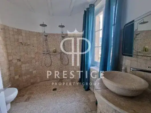 Castle 300m² in France, Villeneuve-lès-Avignon. Priced at 1070000€ rent photo-1