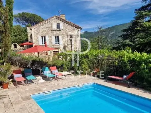 Castle 300m² in France, Villeneuve-lès-Avignon. Priced at 1070000€ rent photo-2