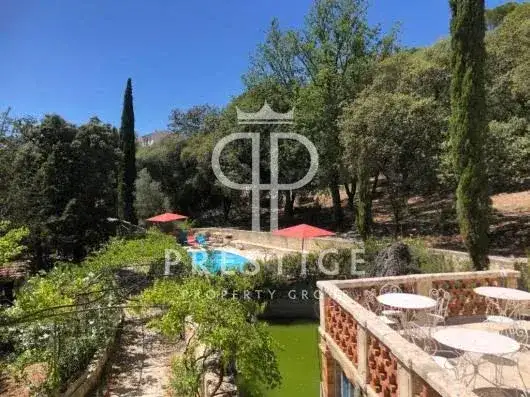 Castle 300m² in France, Villeneuve-lès-Avignon. Priced at 1070000€ rent photo-6