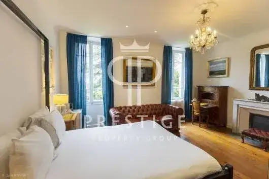 Castle 300m² in France, Villeneuve-lès-Avignon. Priced at 1070000€ rent photo-9