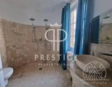 Buy in France for 1070000€
