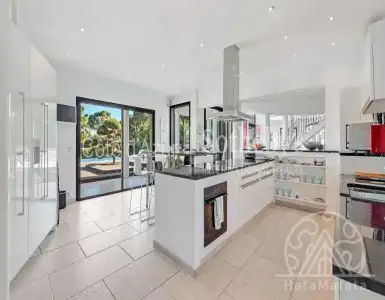 Buy in France for 3950000€