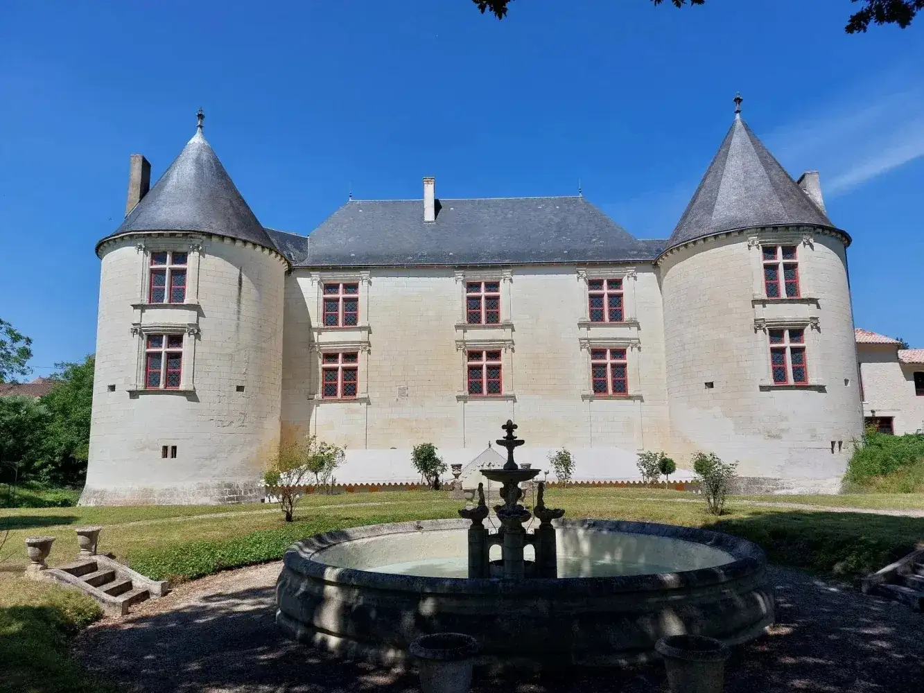 Castle 750m² in France, Poitiers. Priced at 1785000€ rent photo-3