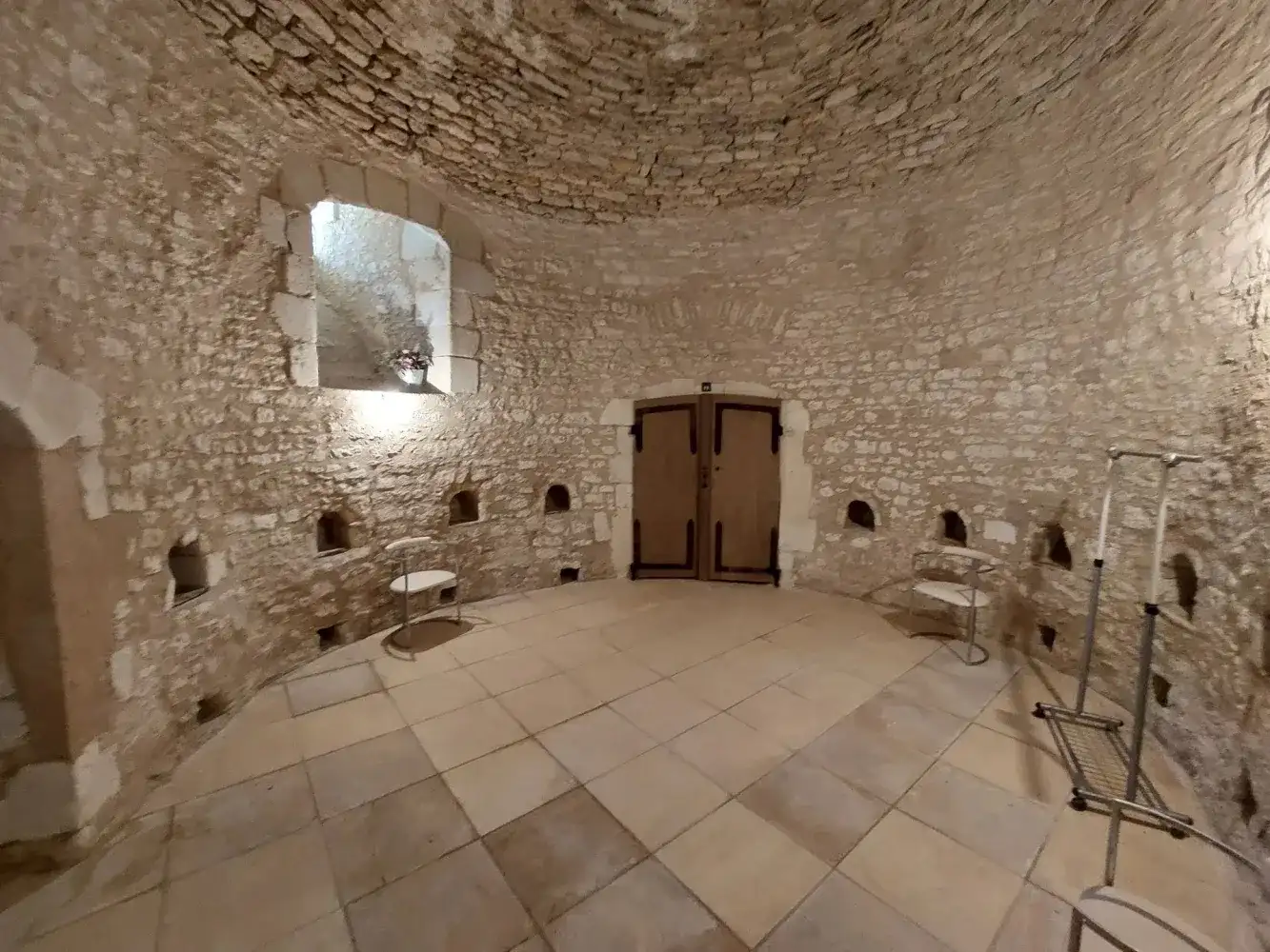 Castle 750m² in France, Poitiers. Priced at 1785000€ rent photo-4