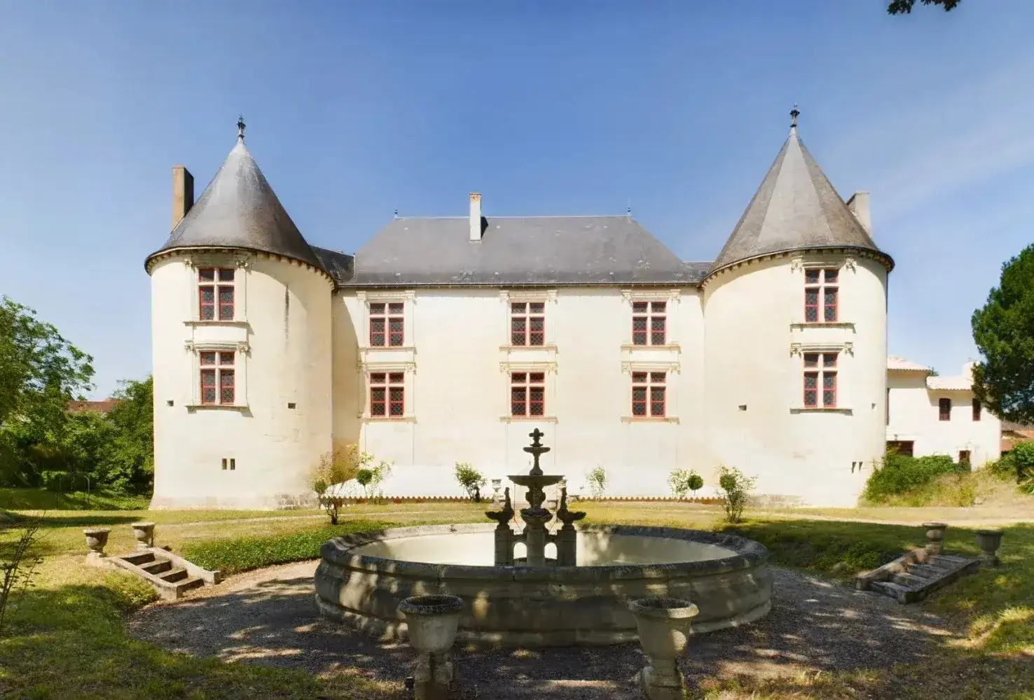 Castle 750m² in France, Poitiers. Priced at 1785000€ rent photo-6