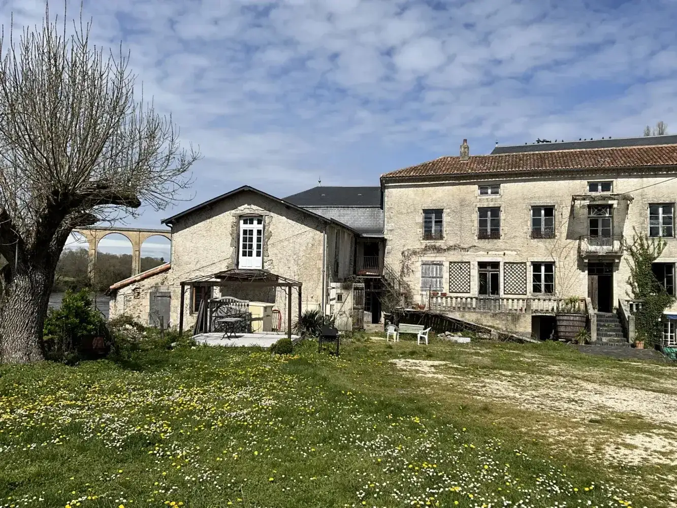 Castle 1001m² in France, L'il Jourden. Priced at 750000€ rent photo-2