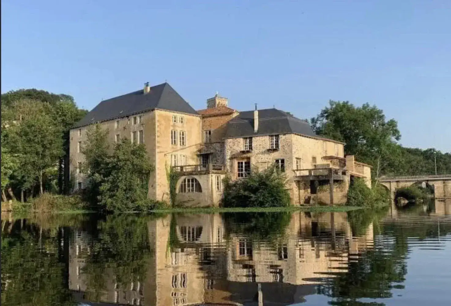 Castle 1001m² in France, L'il Jourden. Priced at 750000€ rent photo-3