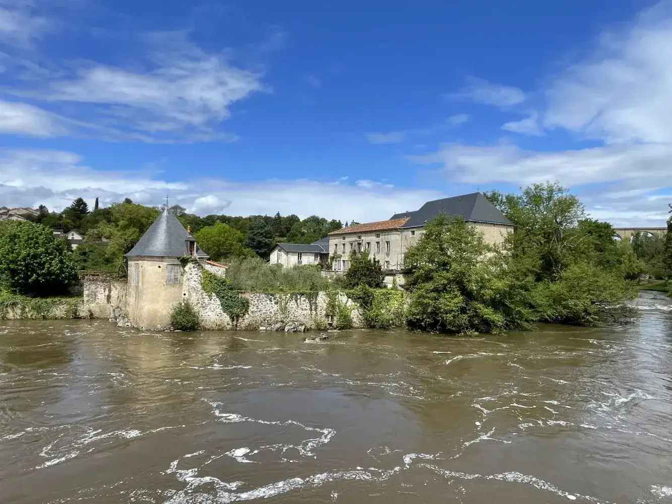 Castle 1001m² in France, L'il Jourden. Priced at 750000€ rent photo-6
