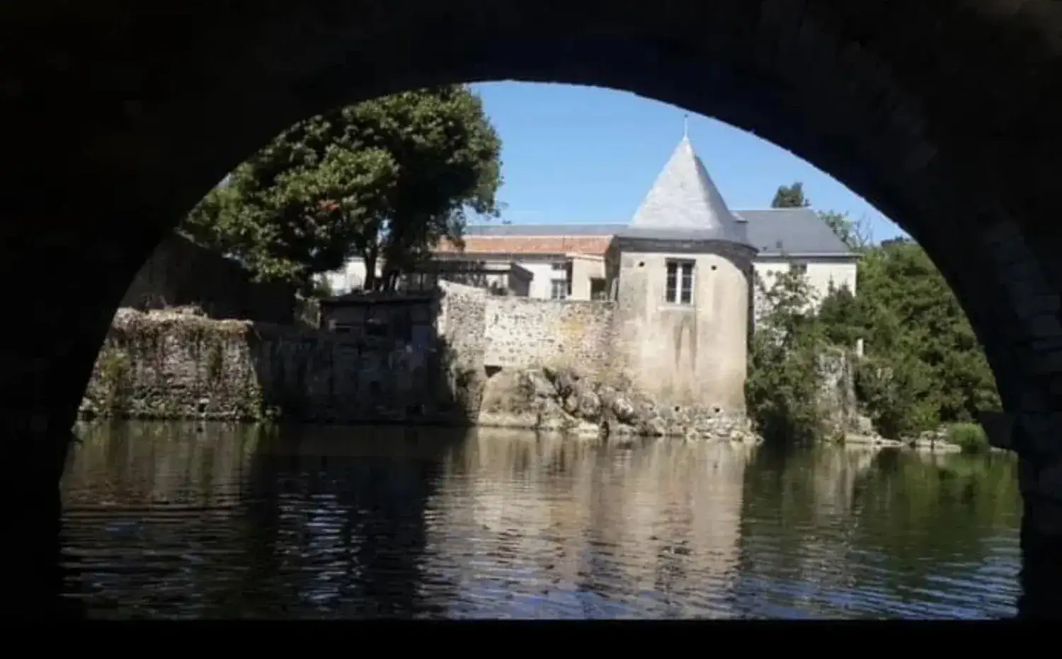 Castle 1001m² in France, L'il Jourden. Priced at 750000€ rent photo-13