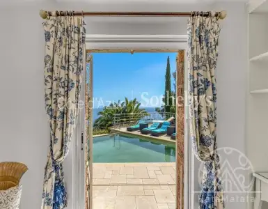 Buy in France for 2650000€