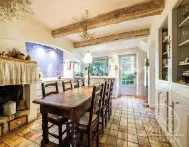 Buy in France for 3200000€