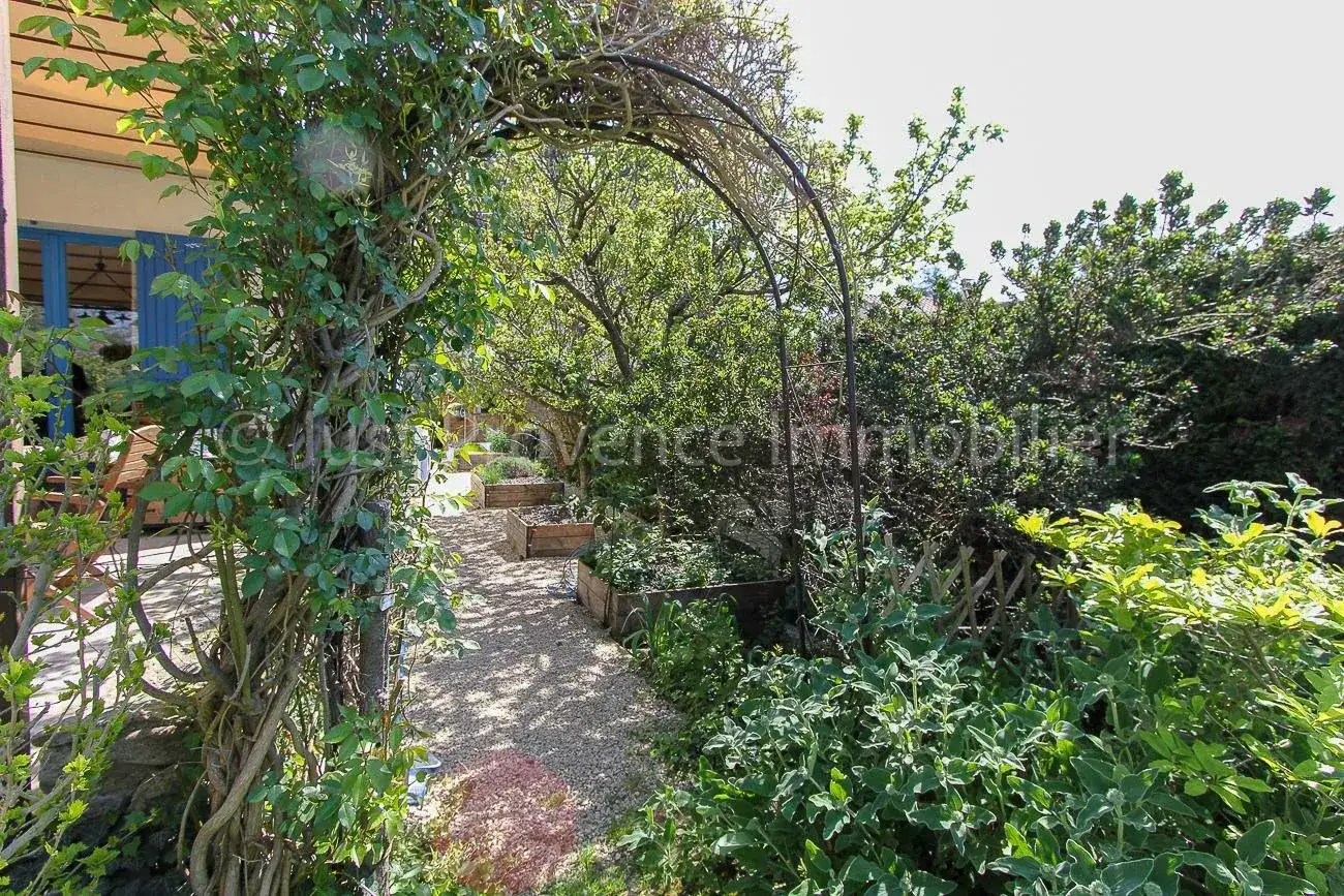 Castle 140m² in France, Saint-Didier. Priced at 550000€ rent photo-9