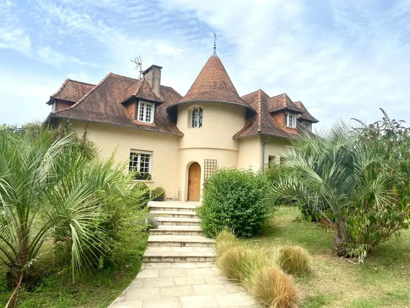 Castle 190m² in France, Athur. Priced at 525000€ rent photo-4