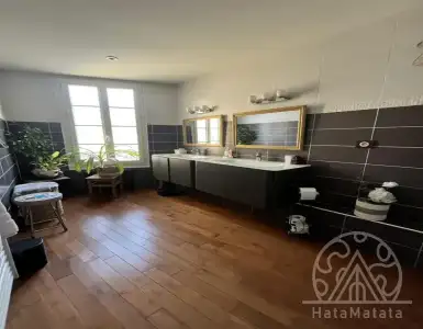 Buy in France for 599000€