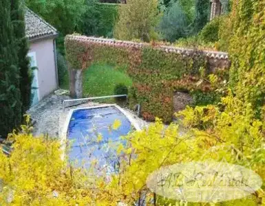 Buy in France for 1740000€