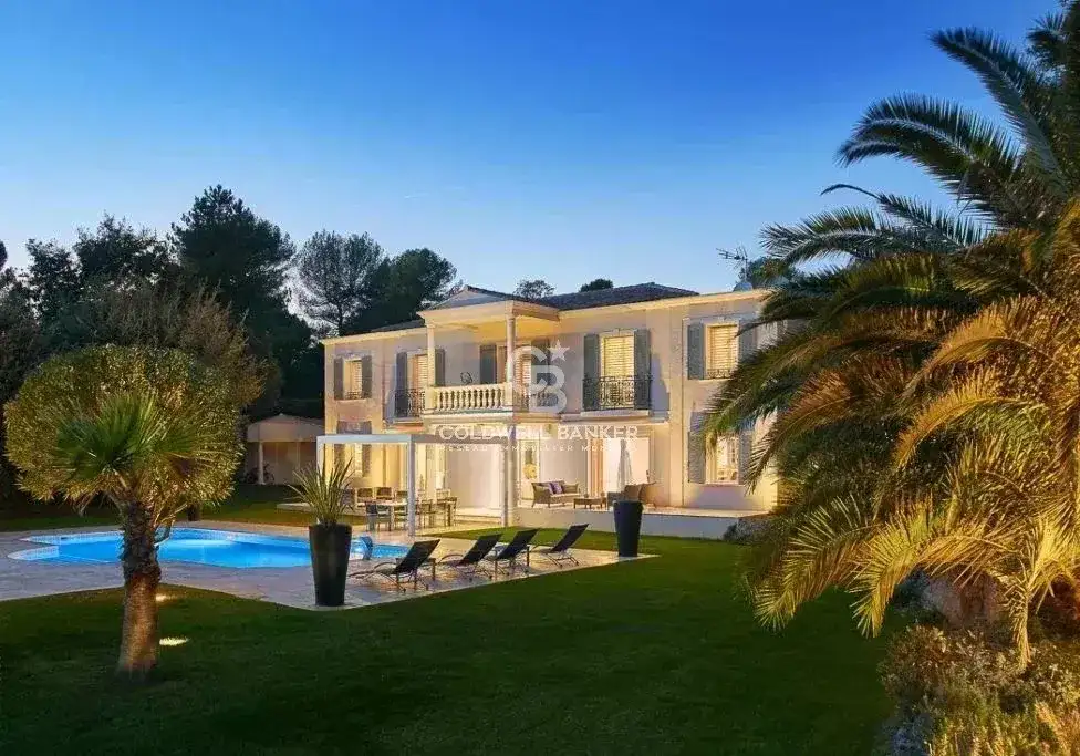 Castle 240m² in France, Roquefort-Le Pen. Priced at 2995000€ rent photo-3