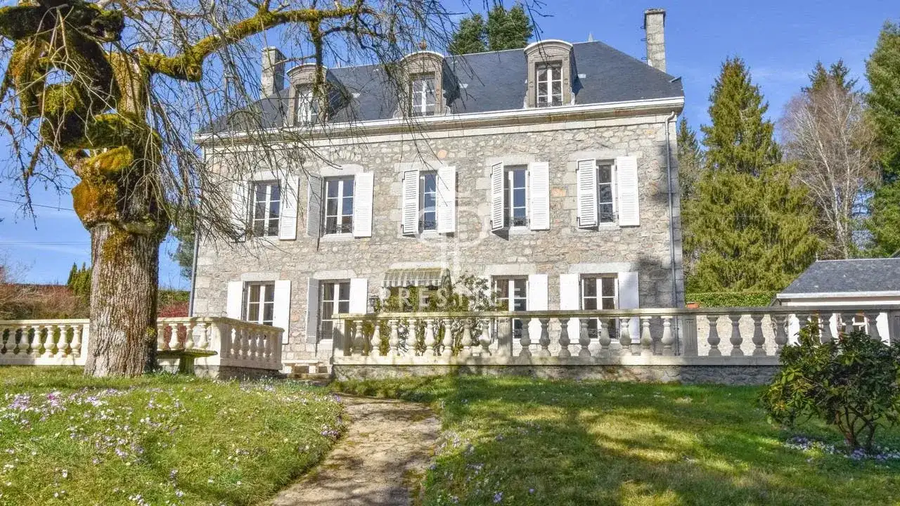 Castle 677m² in France, Jossel. Priced at 819000€ rent photo-2