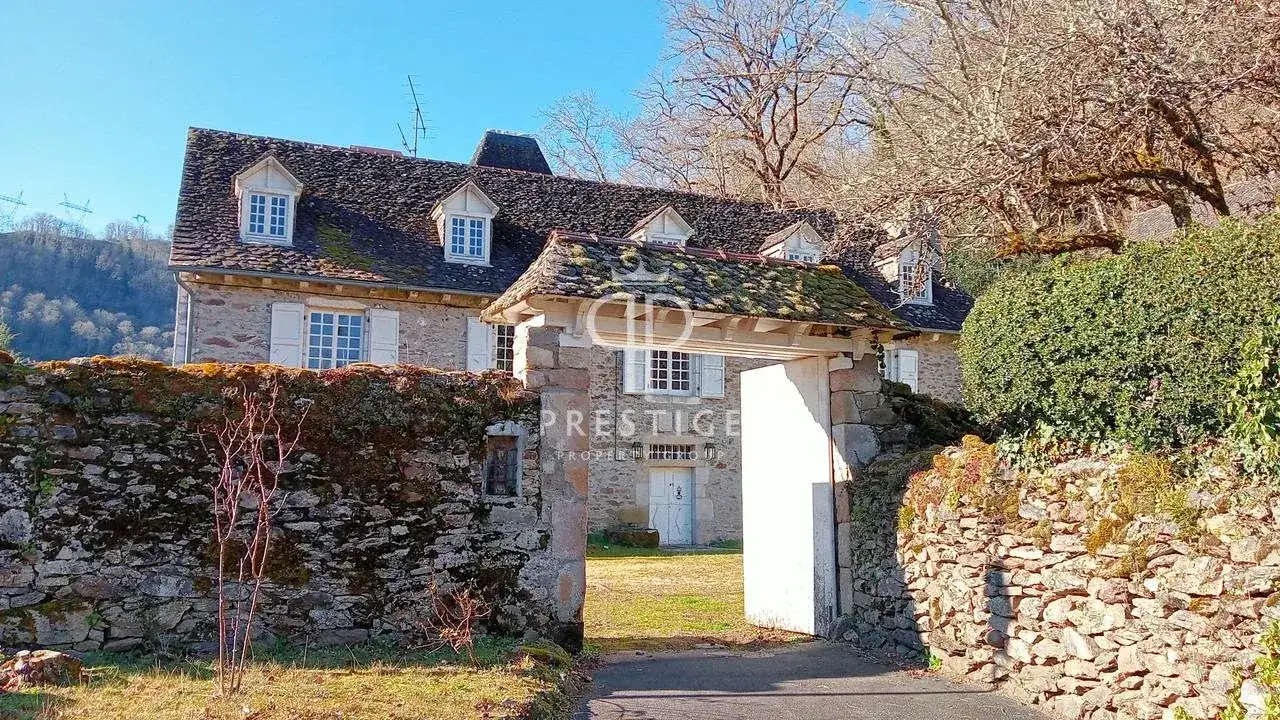 Castle 296m² in France, Laval-Sur-Lusiege. Priced at 848000€ rent photo-1