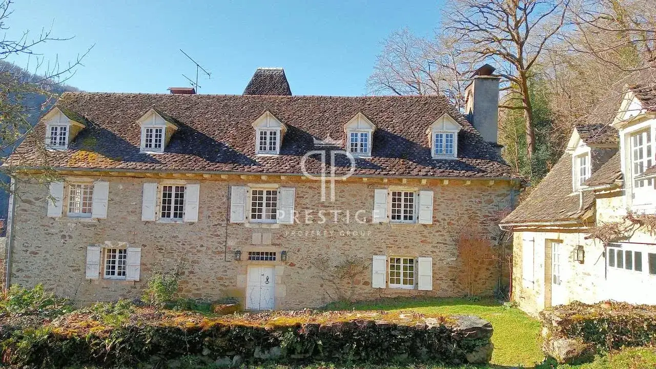 Castle 296m² in France, Laval-Sur-Lusiege. Priced at 848000€ rent photo-2