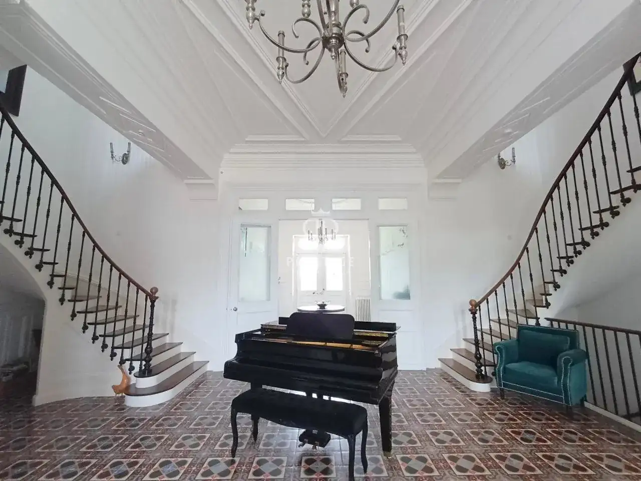 Castle 933m² in France, Saint-Jean-d'Angeli. Priced at 1350000€ rent photo-1