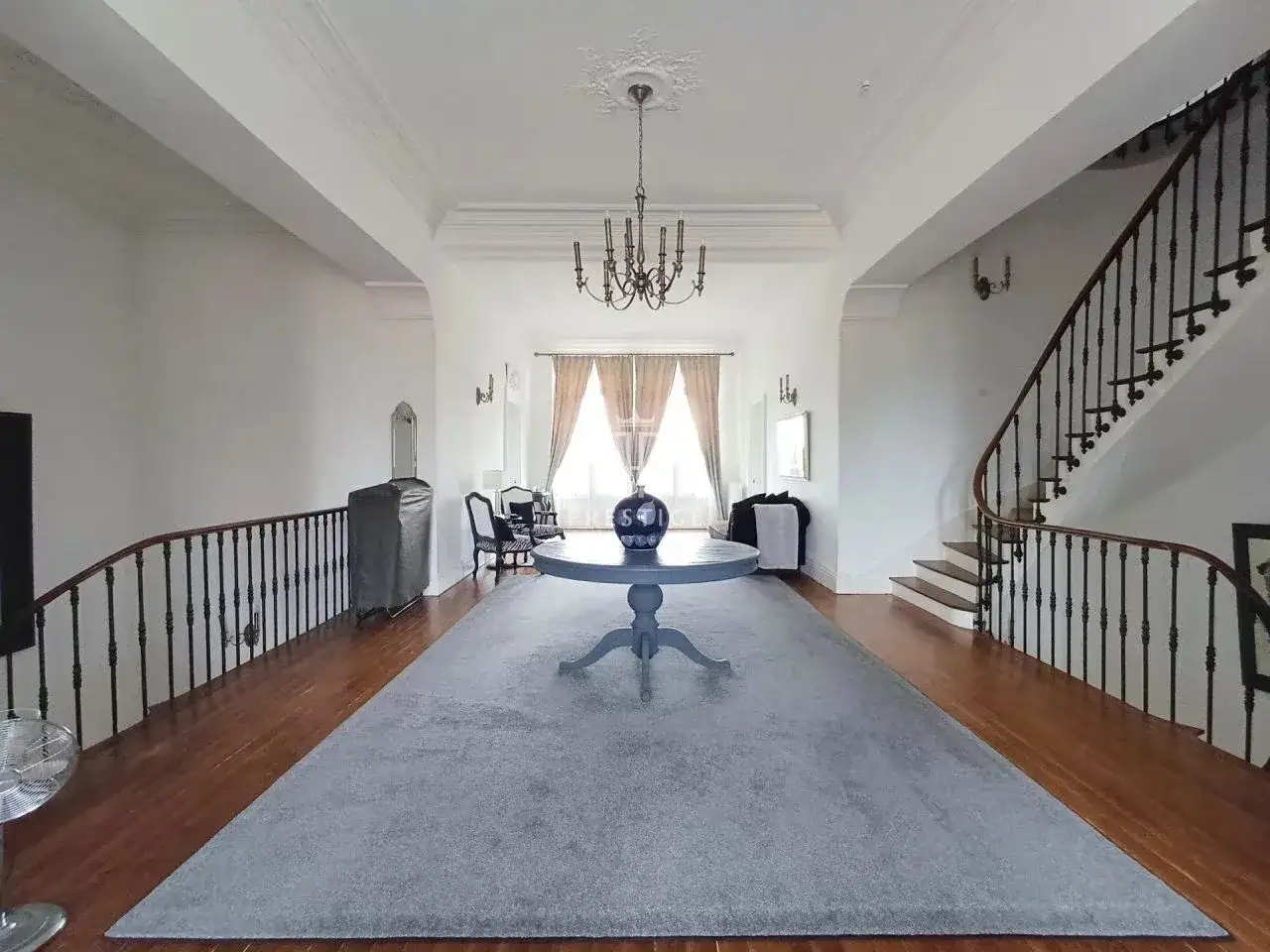 Castle 933m² in France, Saint-Jean-d'Angeli. Priced at 1350000€ rent photo-2
