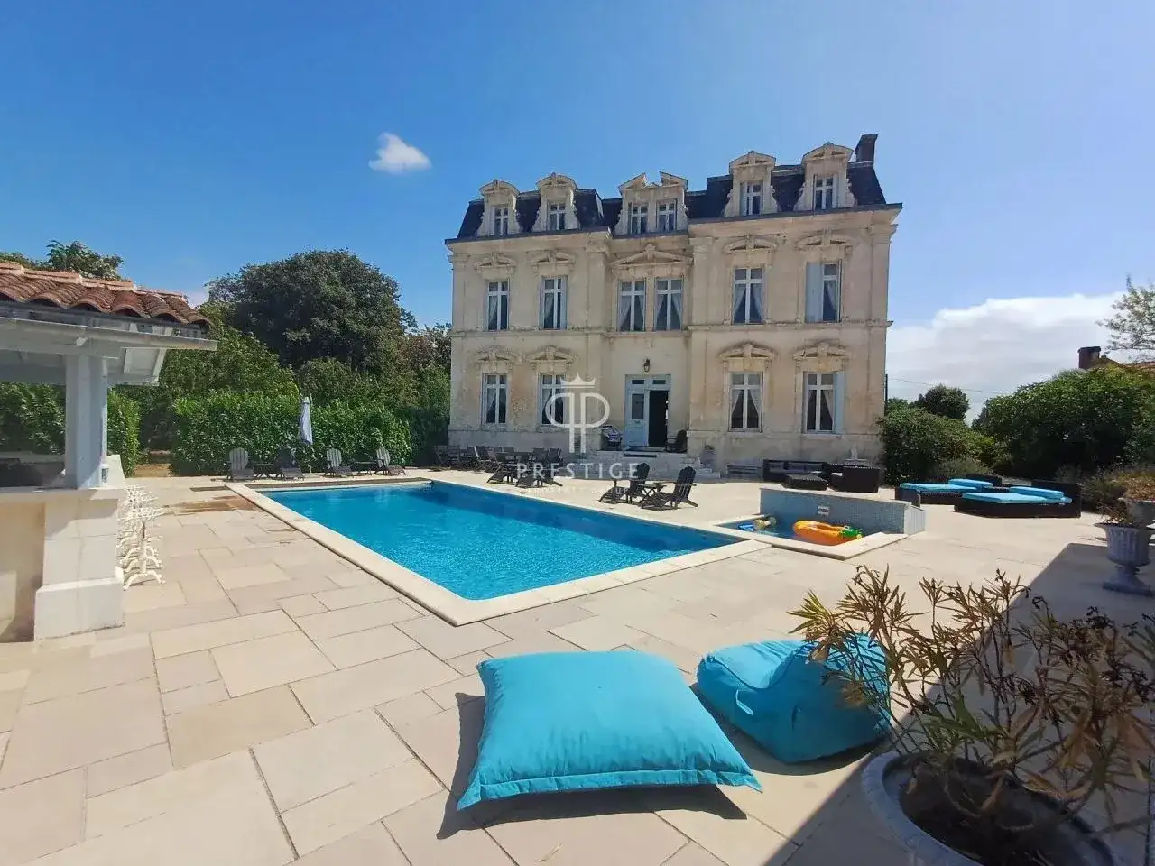 Castle 933m² in France, Saint-Jean-d'Angeli. Priced at 1350000€ rent photo-3