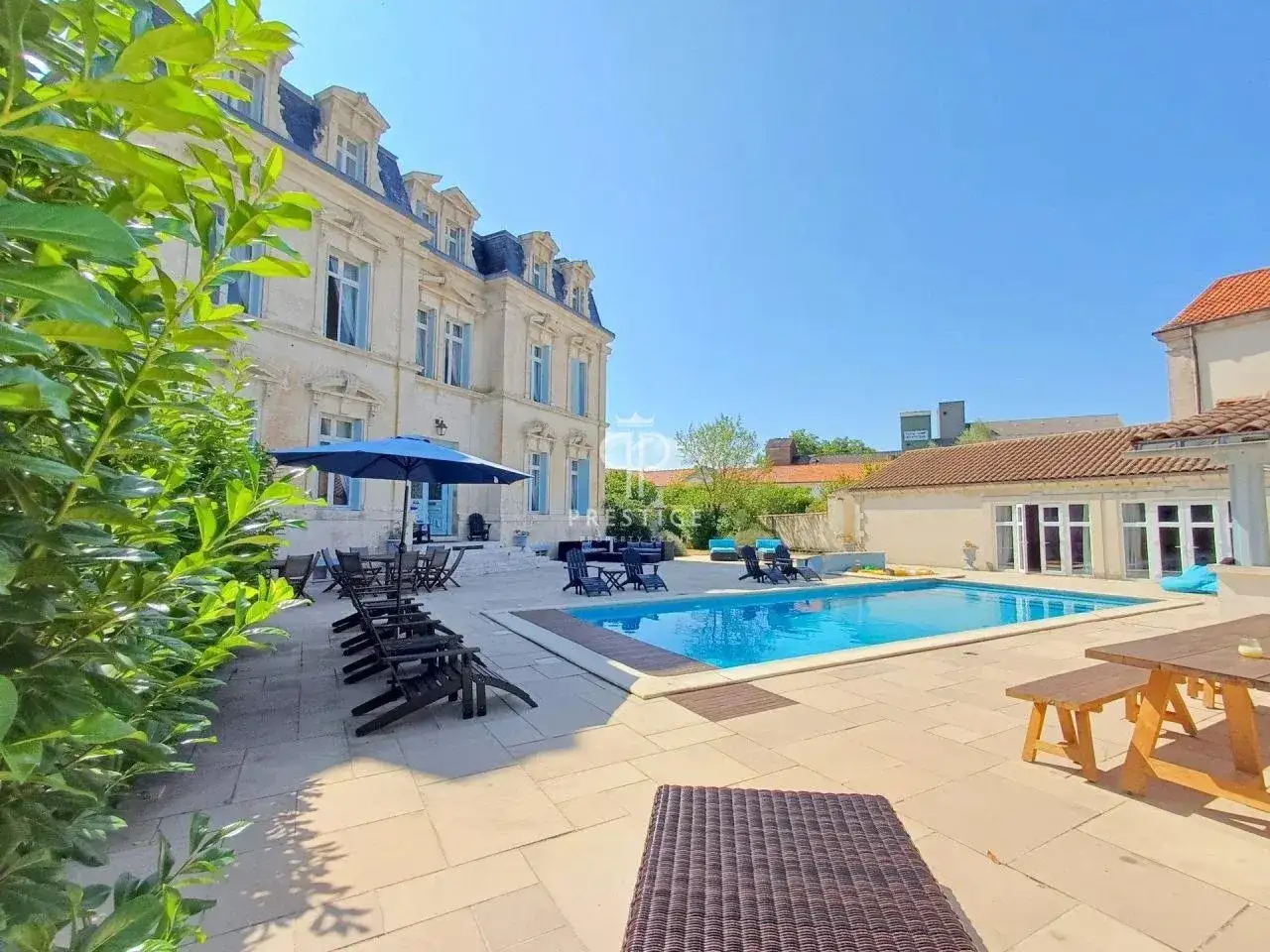 Castle 933m² in France, Saint-Jean-d'Angeli. Priced at 1350000€ rent photo-9