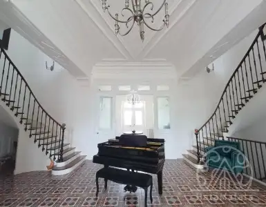 Buy in France for 1350000€