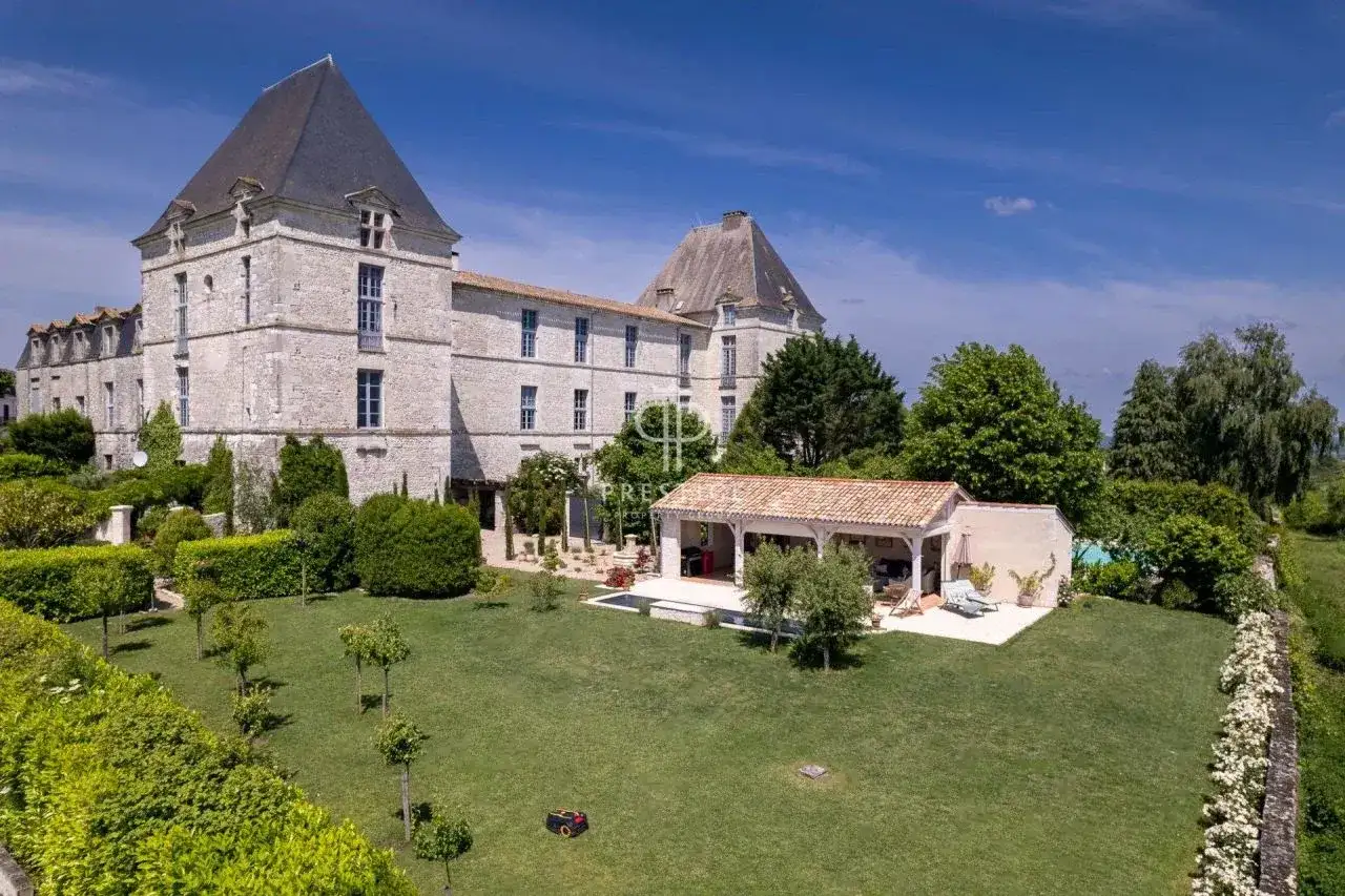 Castle 344m² in France, Bergerac. Priced at 1250000€ rent photo-3