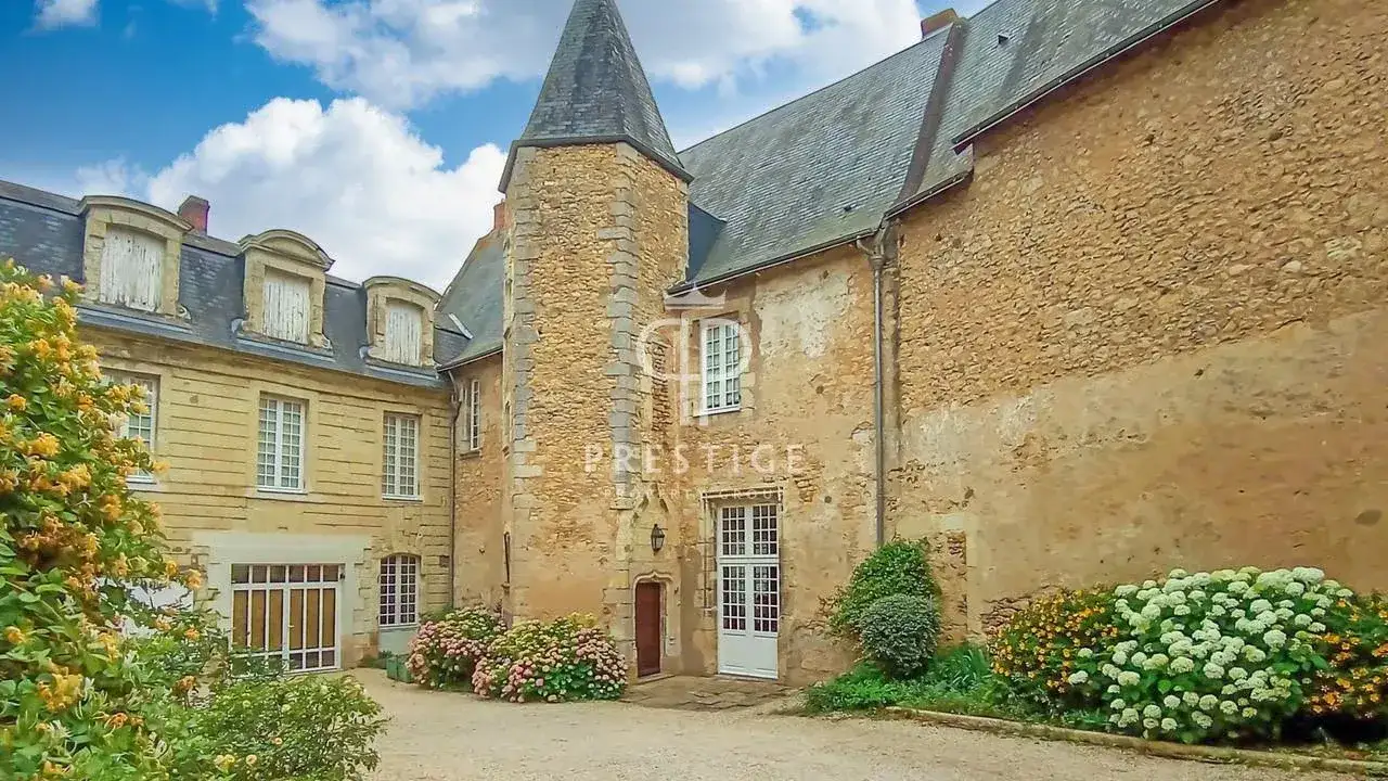 Castle 350m² in France, Туар. Priced at 795000€ rent photo-2