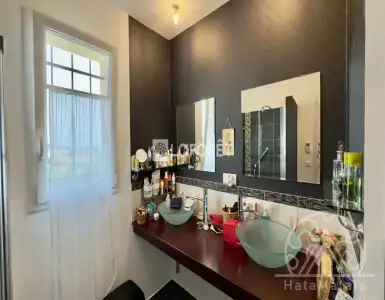 Buy in France for 318000€