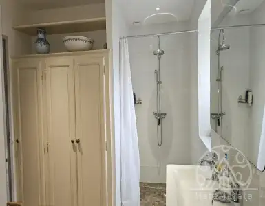 Buy in France for 472500€