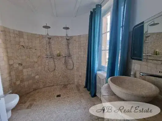 Castle 300m² in France, Villeneuve-lès-Avignon. Priced at 1070000€ rent photo-1