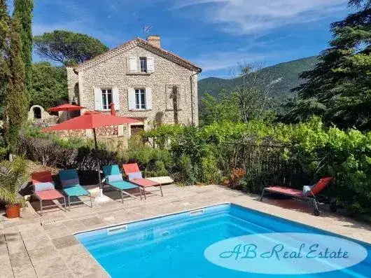 Castle 300m² in France, Villeneuve-lès-Avignon. Priced at 1070000€ rent photo-2