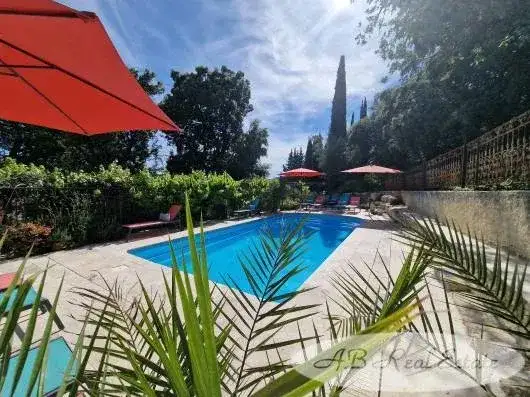 Castle 300m² in France, Villeneuve-lès-Avignon. Priced at 1070000€ rent photo-5