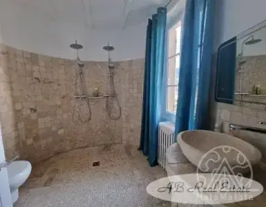 Buy in France for 1070000€