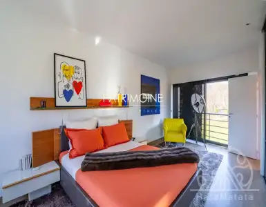 Buy in France for 1970000€