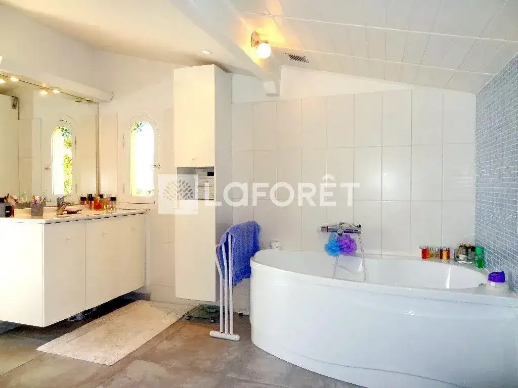 Castle 118m² in France, Castellar. Priced at 630000€ rent photo-7