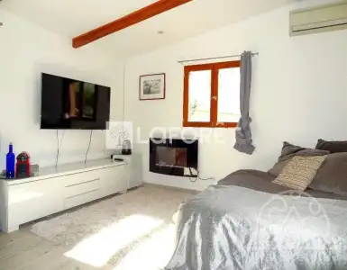 Buy in France for 630000€