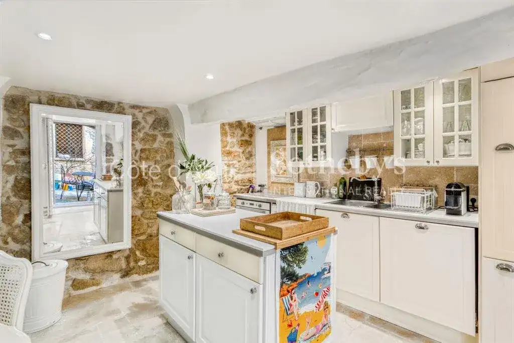 Castle 74m² in France, Châteauneuf. Priced at 590000€ rent photo-2