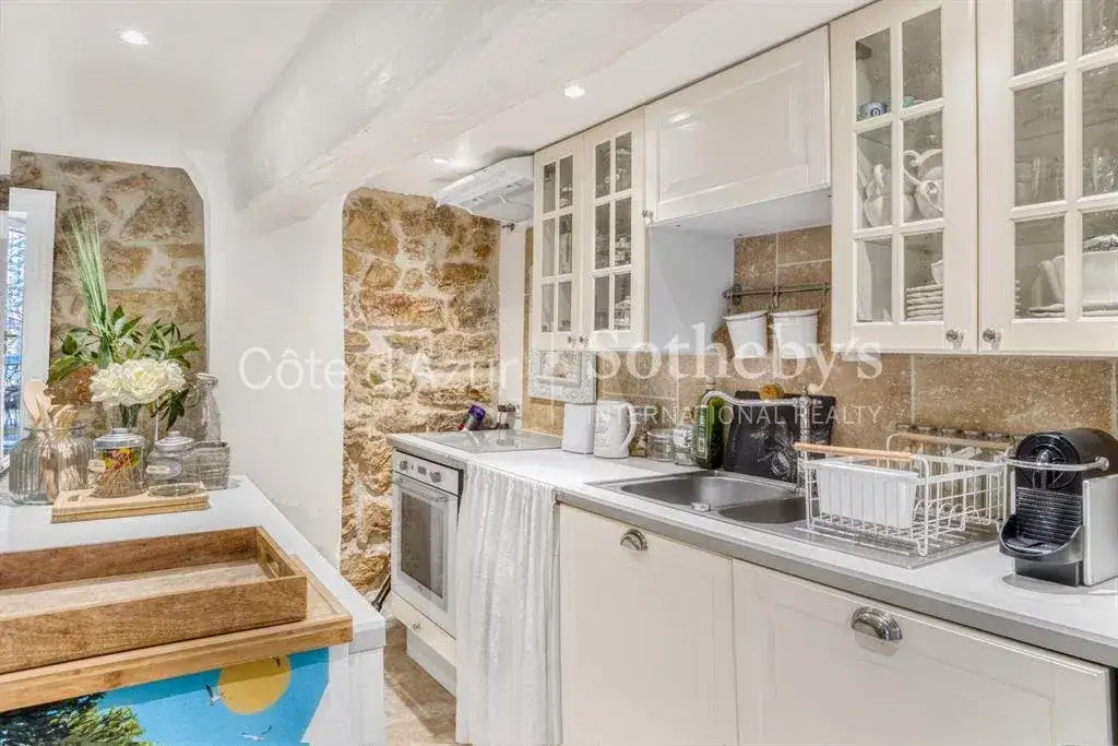 Castle 74m² in France, Châteauneuf. Priced at 590000€ rent photo-3